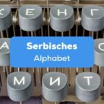 Schreibmaschine mit Tastatur vom serbische Alphabet