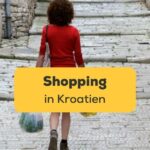 Frau geht eine Straße entlang mit mehreren Einkaufstaschen nachdem sie erfolgreich Vokabeln fürs Shopping in Kroatien benutzt hat