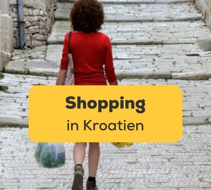 Frau geht eine Straße entlang mit mehreren Einkaufstaschen nachdem sie erfolgreich Vokabeln fürs Shopping in Kroatien benutzt hat