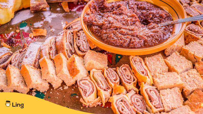 Tisch mit unterschiedlichen slowenischen Nachtischen, wie Kuchen und Strudel mit unterschiedlichen Füllungen mit Walnüssen oder Obst