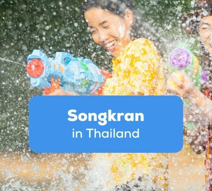 Zwei Frauen mit Wasserpistolen in einer Wasserschlacht an Songkran in Thailand