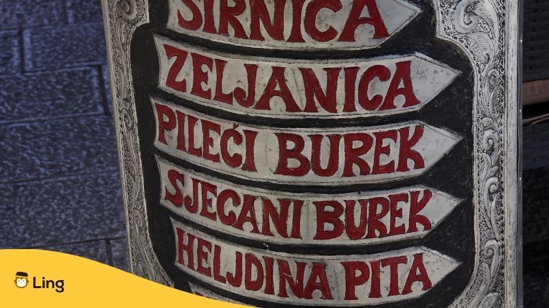 Speisekarte vor einem bosnischen Restaurant mit traditionellen bosnischen Gerichten