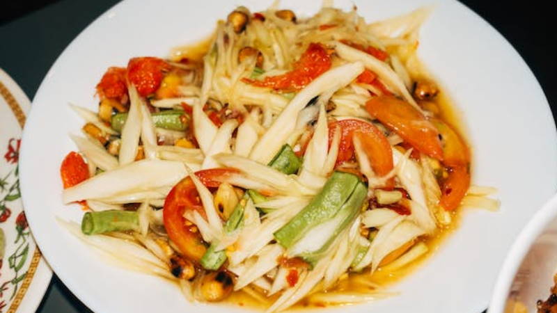 Speisen in Thailand grüner scharfer Papaya Salat