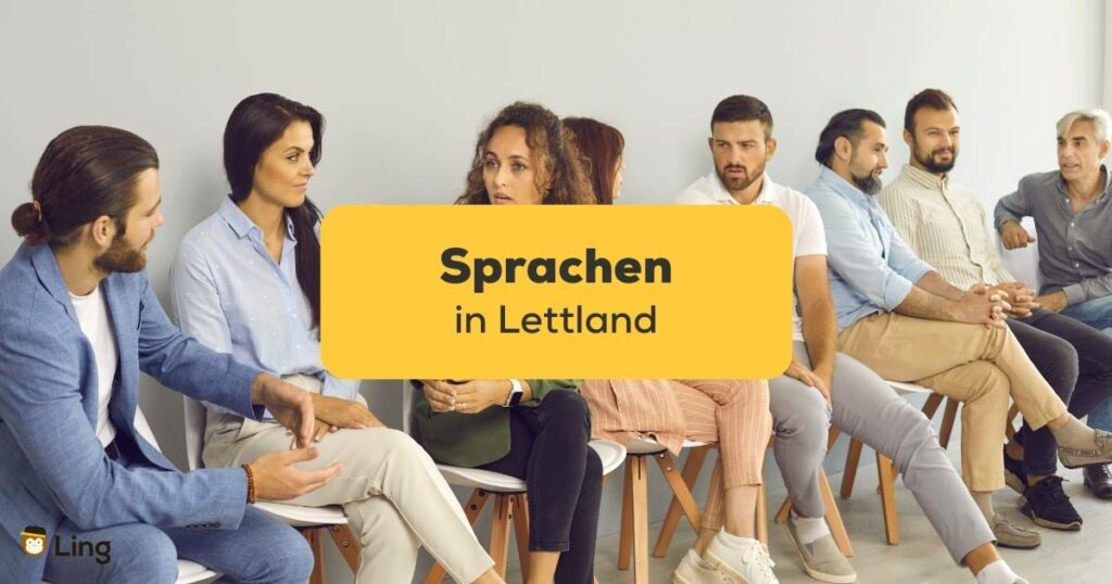 Menschen sitzen auf Stühlen an der Wand und unterhalten sich über die Sprachen in Lettland