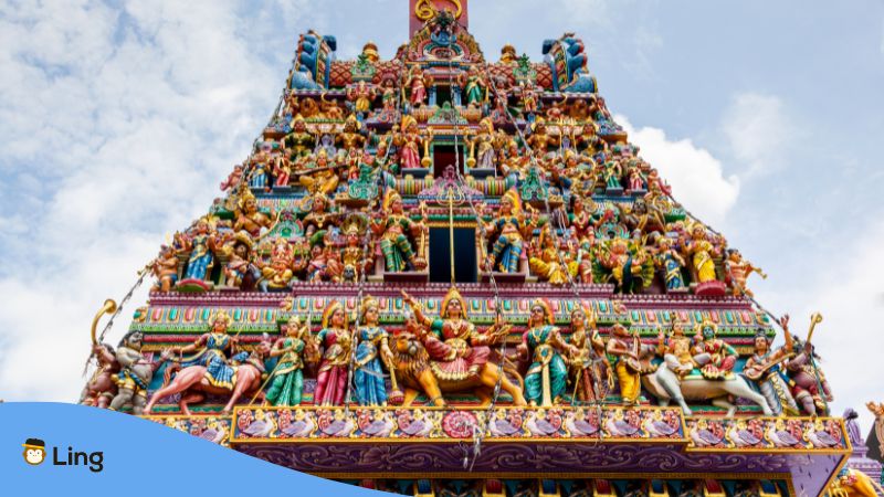 ein reich verzierter tamilischer Tempel