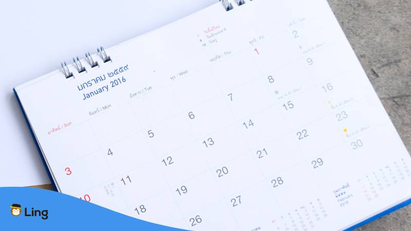 Thailändischer Kalender mit den Wochentagen auf Thai die von den Planeten auf Thai inspiriert sind