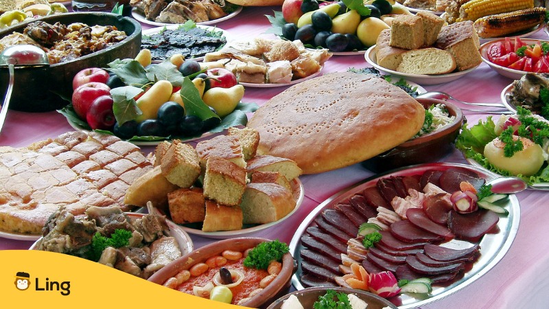 Tisch mit vielen unterschiedlichen serbischen Essen