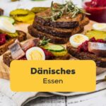 Tisch mit einer Menge köstlichem dänisches Essen