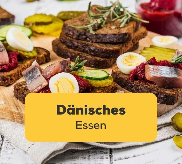 Tisch mit einer Menge köstlichem dänisches Essen