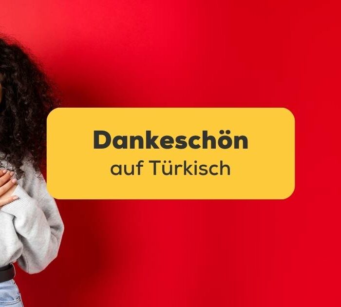 Türkische Frau hält ihre Hand ans Herz um Dankeschön auf Türkisch auszudrücken