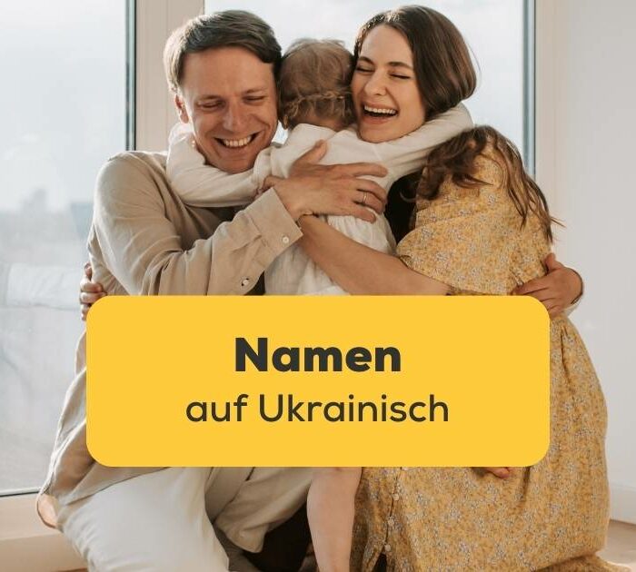 Ukrainische Familie umarmt sich liebevoll und denkt über die beliebtesten Namen auf Ukrainisch für ihre Kinder nach
