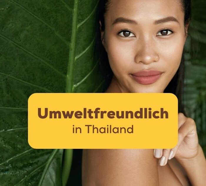 Thailändische Frau lehnt sich an ein grünes Blatt an Umweltfreundlich in Thailand