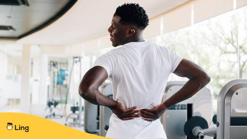 Junger Mann klagt im Fitnessstudio über Schmerzen und kann diese auf Bulgarisch richtig ausdrücken