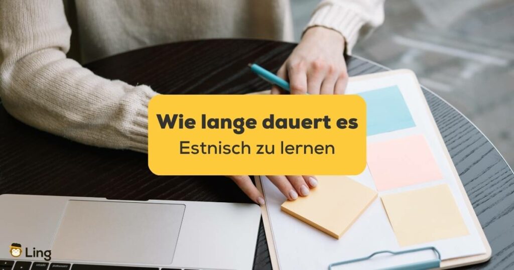 Heft und Karteikarten liegen ausgebreitet auf dem Tisch während sich Frau frägt Wie lange dauert es Estnisch zu lernen mit der Ling-App