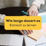 Heft und Karteikarten liegen ausgebreitet auf dem Tisch während sich Frau frägt Wie lange dauert es Estnisch zu lernen mit der Ling-App