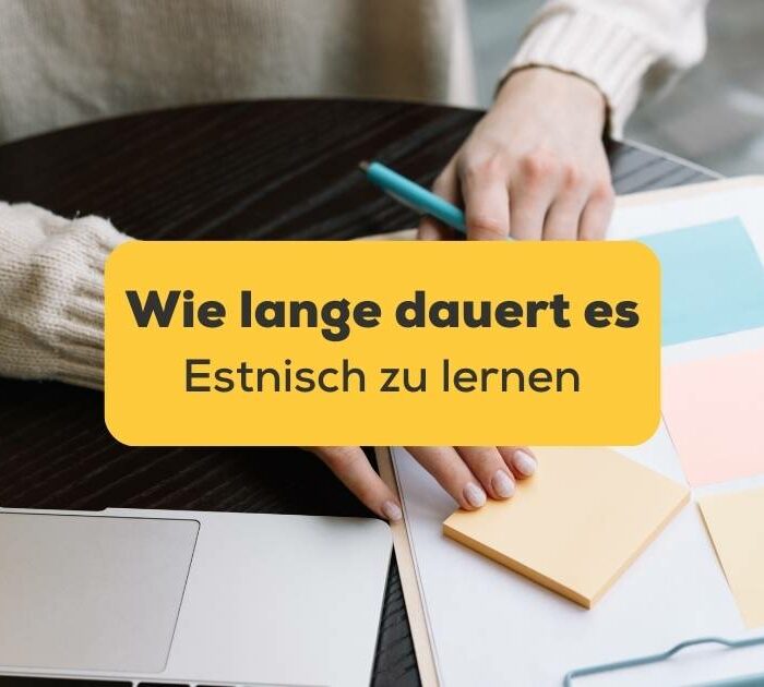 Heft und Karteikarten liegen ausgebreitet auf dem Tisch während sich Frau frägt Wie lange dauert es Estnisch zu lernen mit der Ling-App