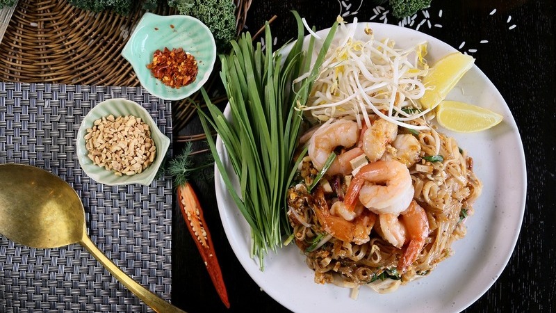 Wie man Pad Thai serviert