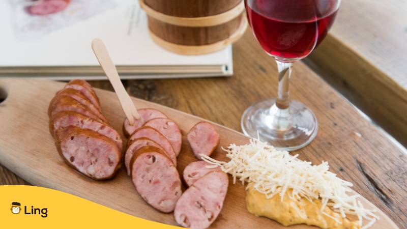 Slowenische Wurst auf einem Holzbrett Fleisch ist eine sehr wichtige Zutat in Slowenien